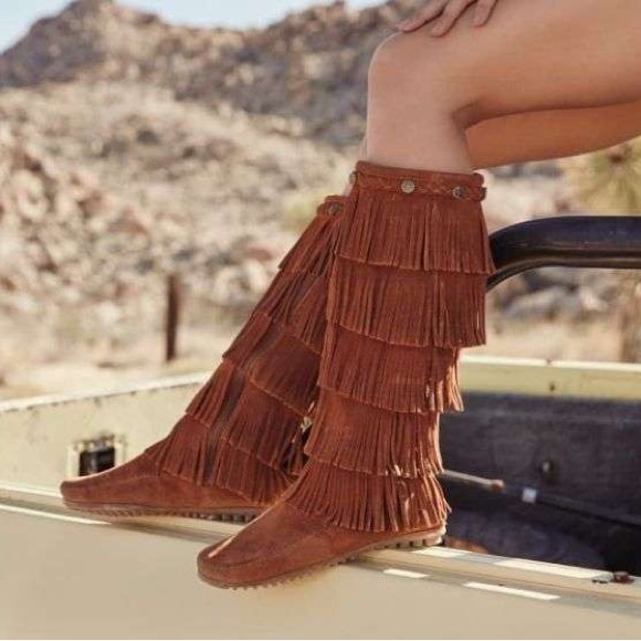 Minnetonka 5-Layer Fringe Boot size 7 - Picture 1 of 10